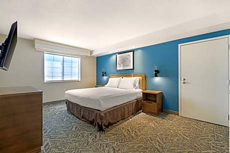 King Suite with Bath Tub, Sofa Bed and Living Room - Disability Access/Non-Smoking