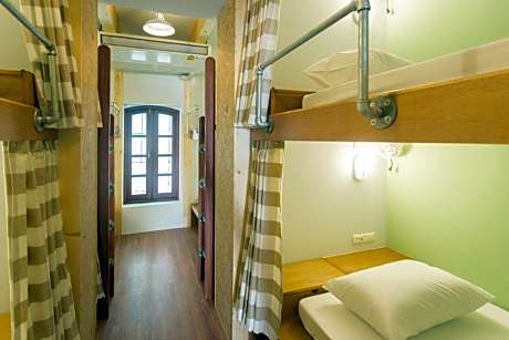 Bed in 10-Bed Mixed Dormitory Room