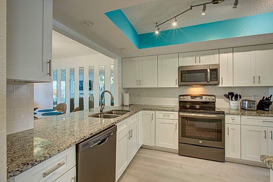 Absolute Anna Maria-Private Beach Access-Heated Pool-Water Views From Every Room