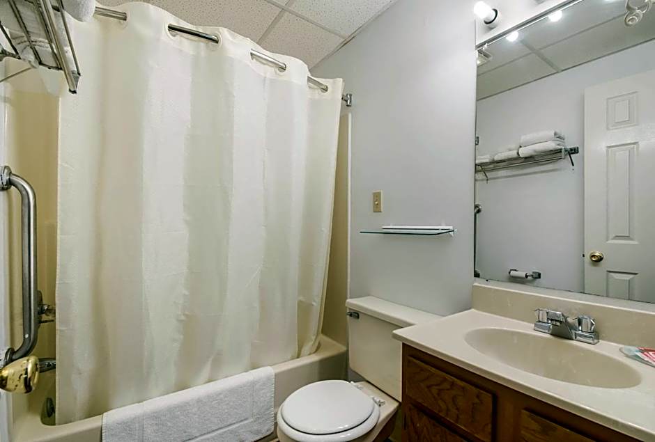 Econo Lodge Inn & Suites near Split Rock and Harmony Lake