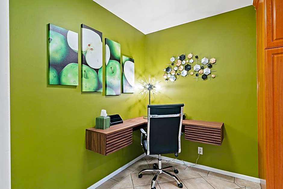 Beverly Hills Gem 1 BR Apt with Parking 218