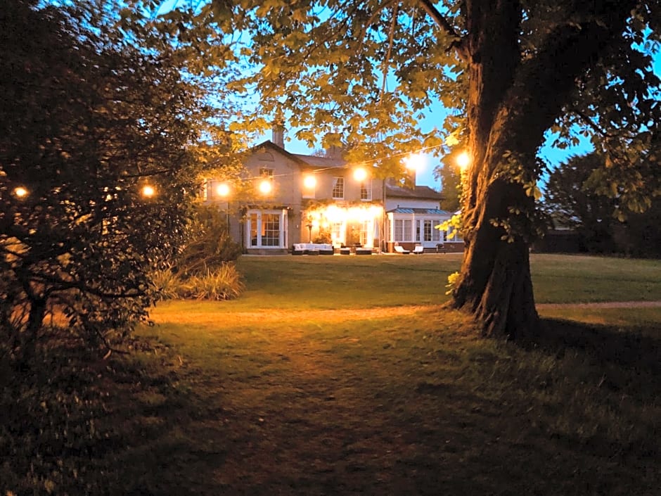 Somerleyton Meadows - The Hideaway Hut & Hot Tub