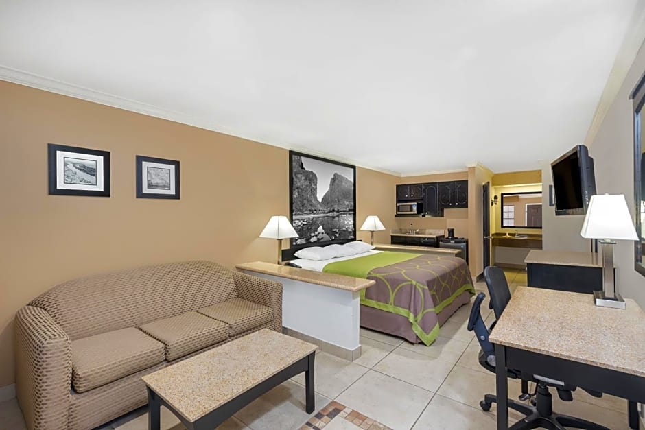 Super 8 by Wyndham McAllen-Downtown City Center-Plaza Mall-Airport