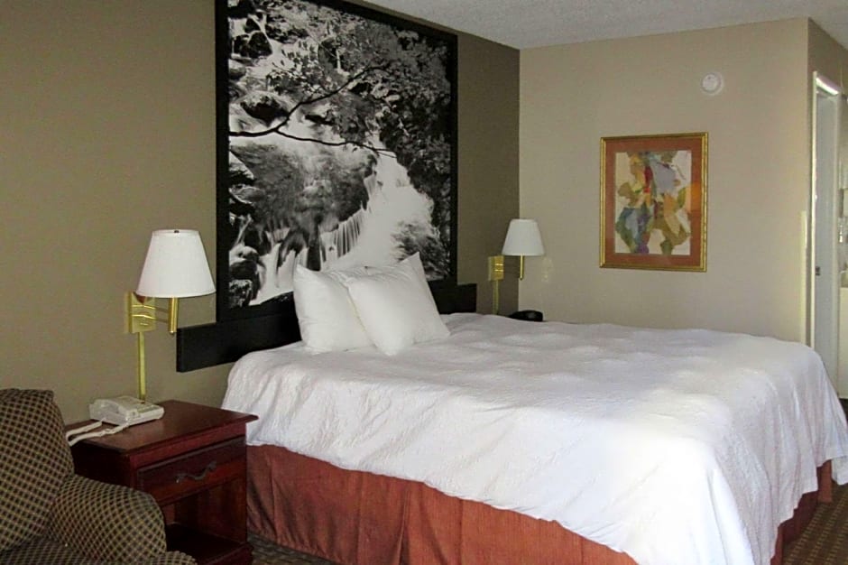 Econo Lodge Inn & Suites Manchester North