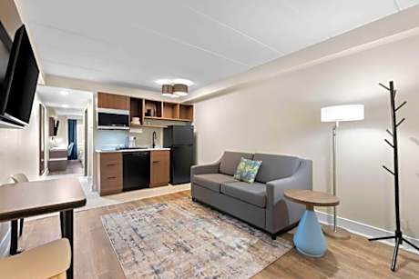 Suite-2 Queen Beds Non-Smoking 2 Rooms Sofabed Work Desk Kitchen Walk In Shower