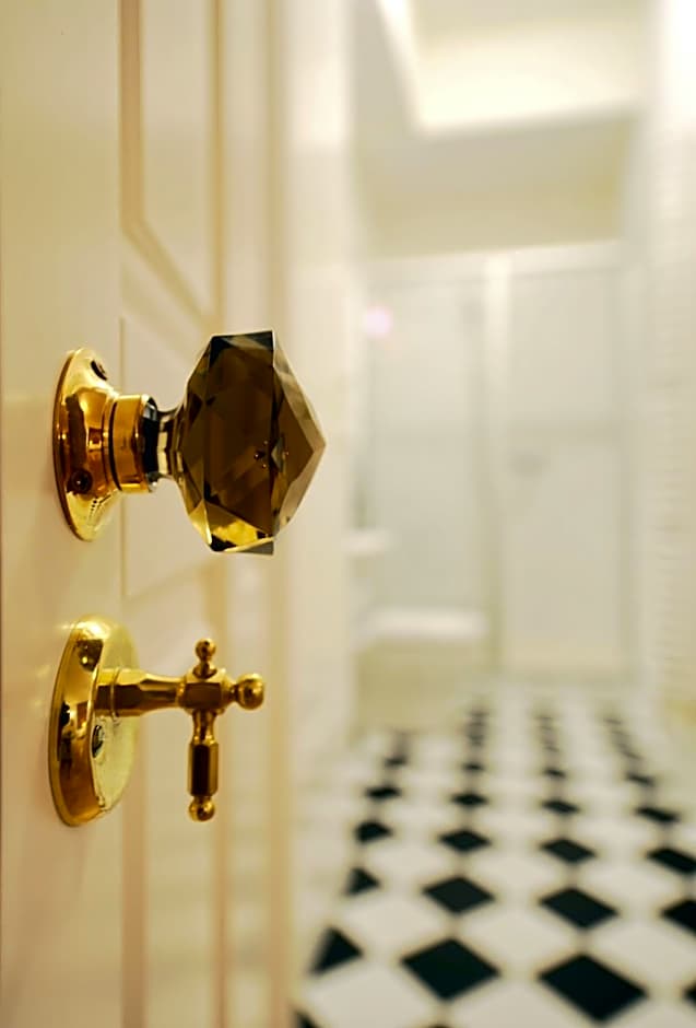 Crystal Suites Old Town
