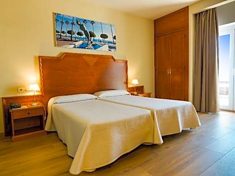 DOUBLE ROOM 2 ADULTS + 1 CHILD