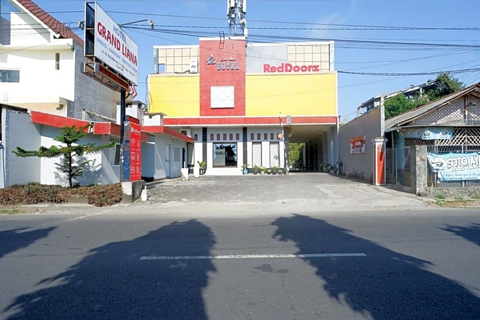 RedDoorz Plus near Stadion Wijaya Kusuma
