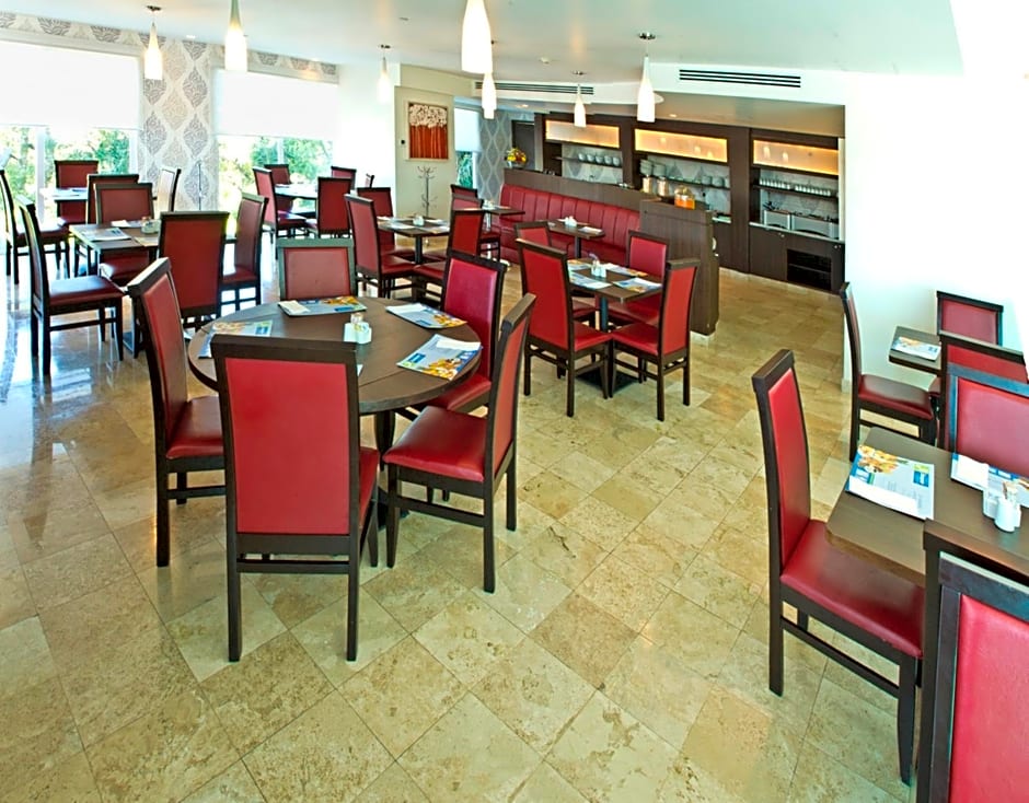 Holiday Inn Express & Suites Queretaro By IHG