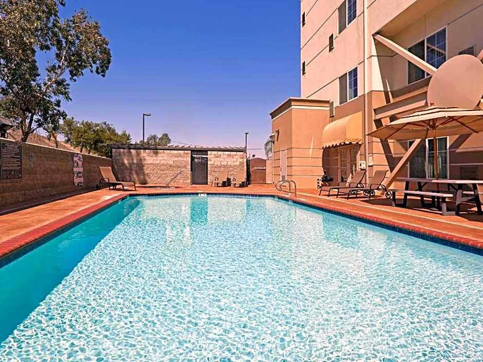 Holiday Inn Express Hotel & Suites Bakersfield Central By IHG