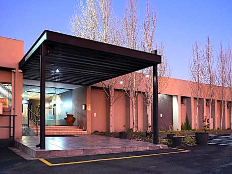 Q's Evander Hotel & Apartments