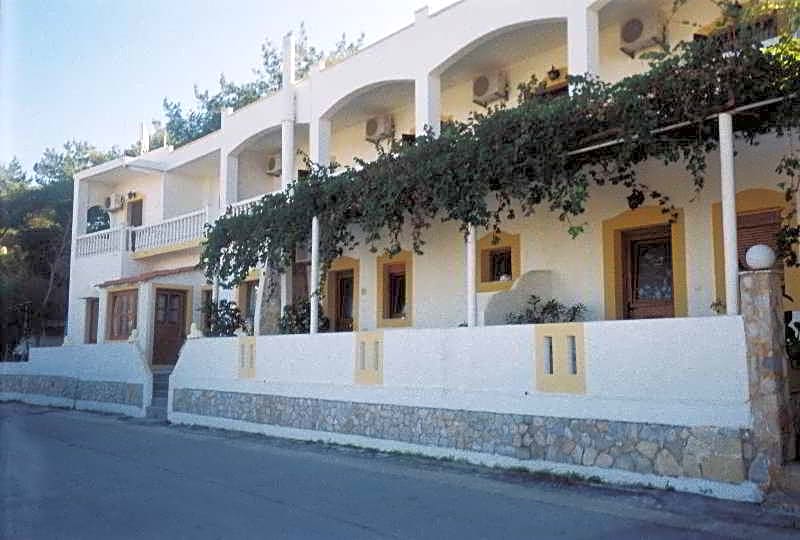 Akrogiali Rooms & Studios