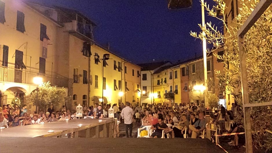 La Luna nel Borgo