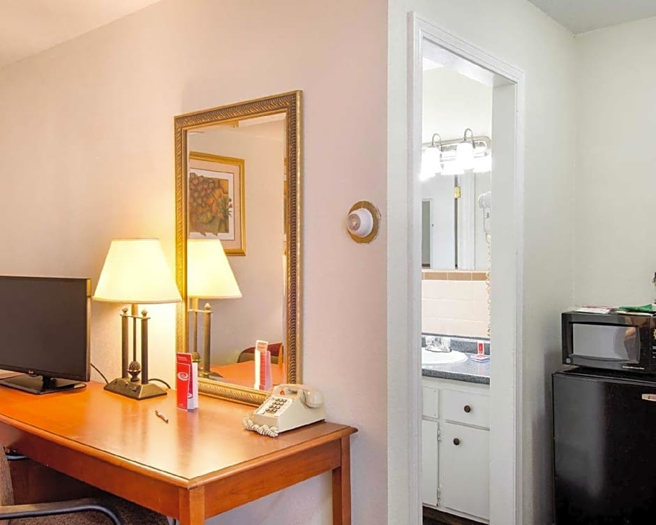 Econo Lodge Inn & Suites