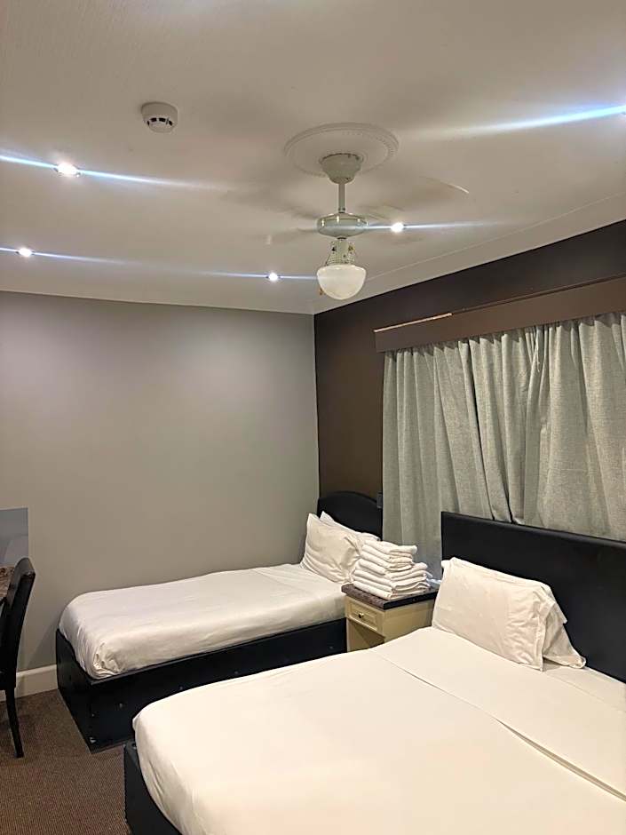 OYO Bostons Manor Hotel