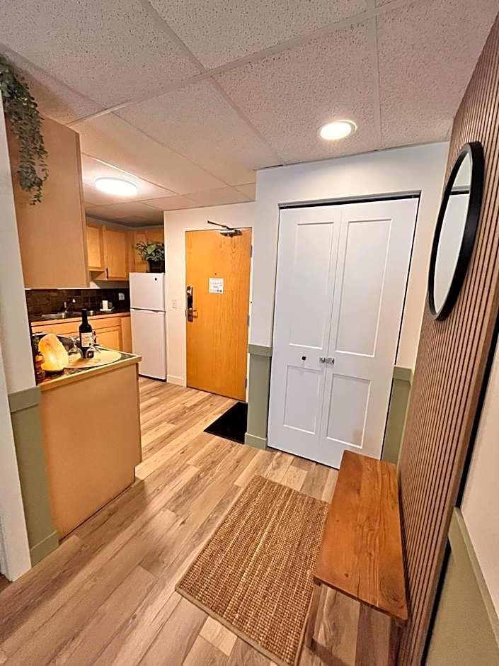 Three Peaks Getaway Jacuzzi Suite - sleeps 4