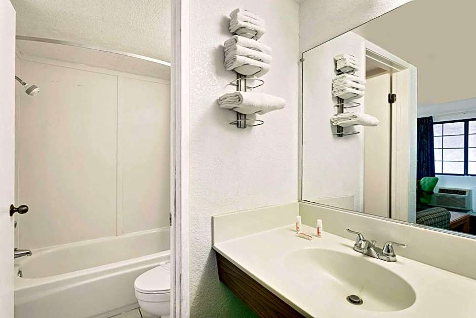 Days Inn & Suites by Wyndham Needles