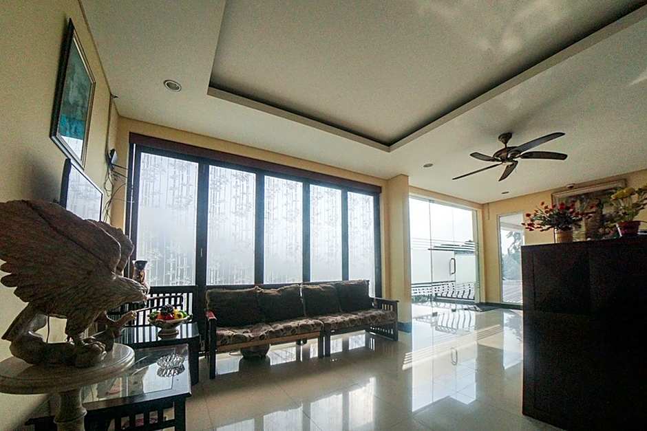 RedDoorz Plus near Green Pramuka Square Mall