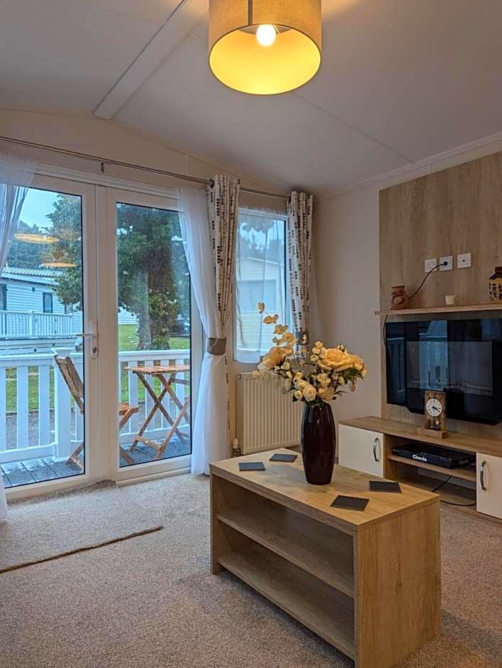 Modern and spacious holiday home at AWARD WINNING SHOREFIELD COUNTRY PARK ENTERTAINMENT PASSES INCLUDED DOG FRIENDLY!