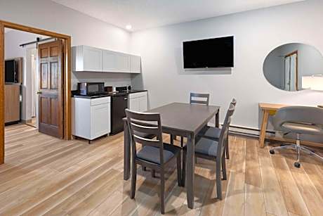 One-Bedroom King Suite - Non-Smoking