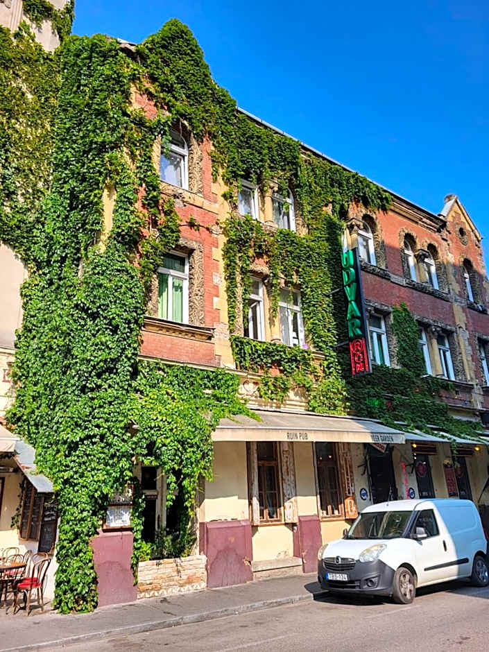 Budapest Party Hostel at Udvarom