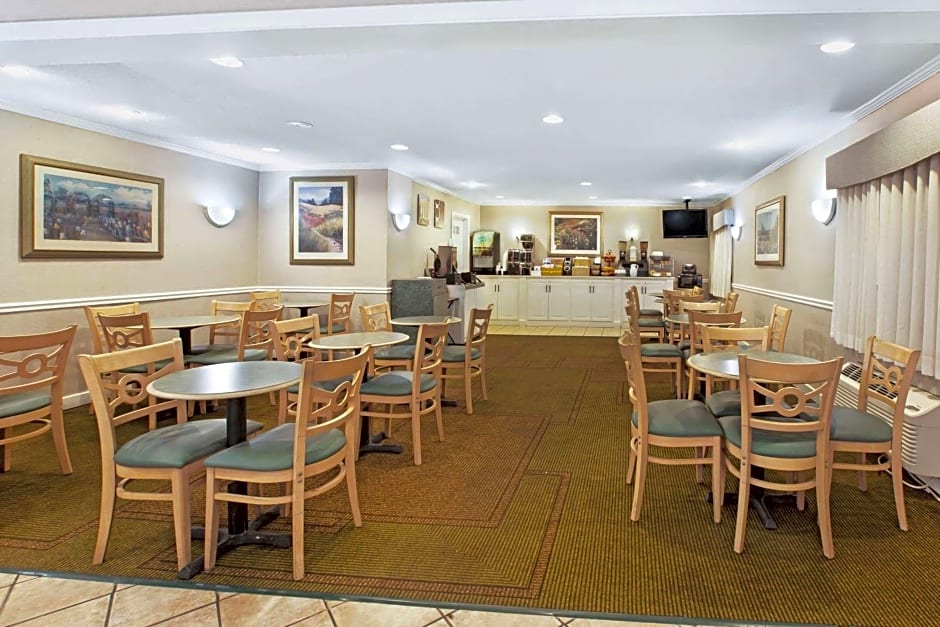 La Quinta Inn & Suites by Wyndham Detroit Canton