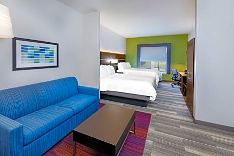 2 Queen Beds Suite Extra Floor Space