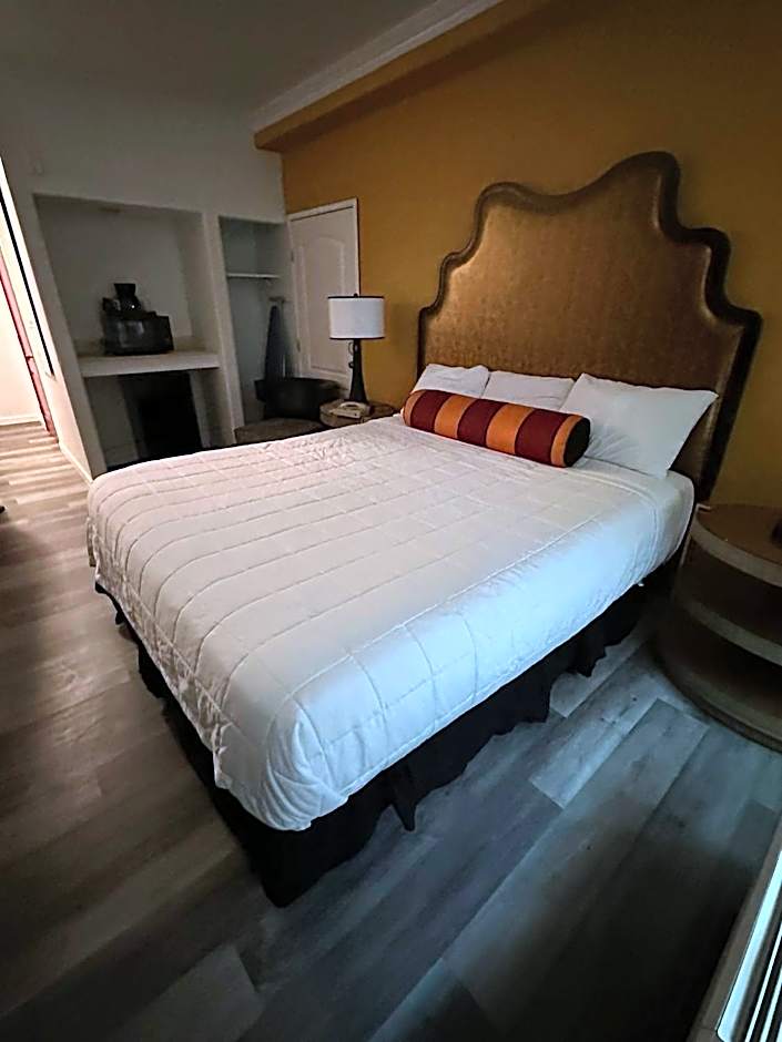 Howard Johnson by Wyndham Bakersfield