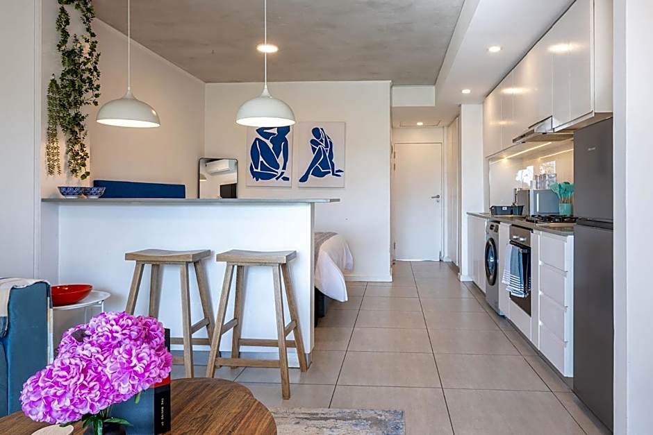 Hugos Seaside Haven E210