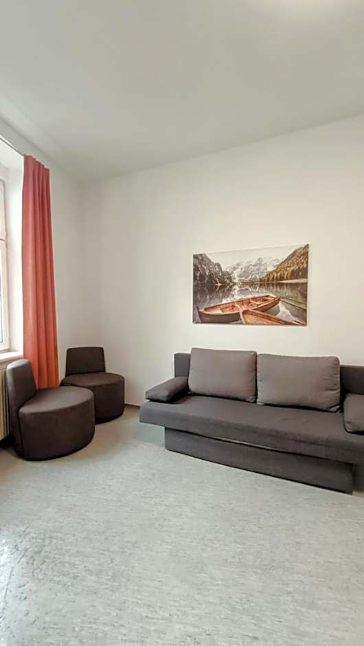 Near Schönbrunn - Economy Rooms in Shared Apartment at Meidling Train Station