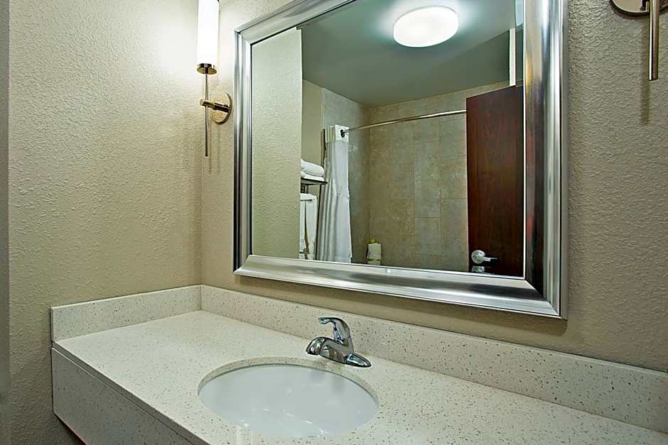 Holiday Inn Express & Suites Springfield By IHG