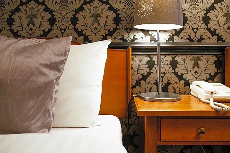 Pymgate Lodge Airport Hotel