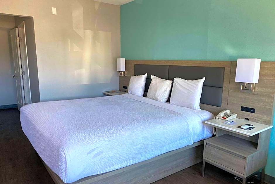 Travelodge by Wyndham LAX South