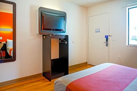 Deluxe Queen Room - Non-Smoking