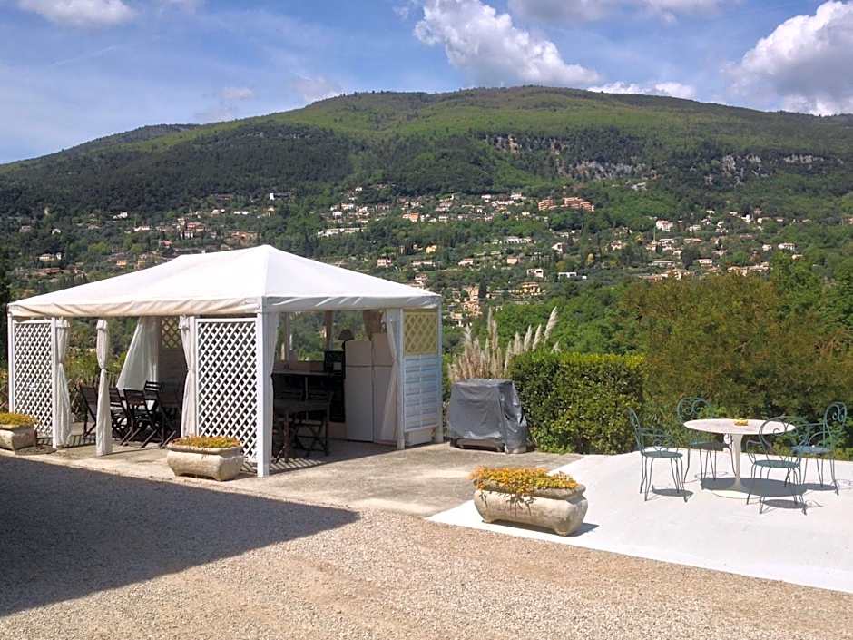 B&B with charm, quiet, kitchen, sw pool.