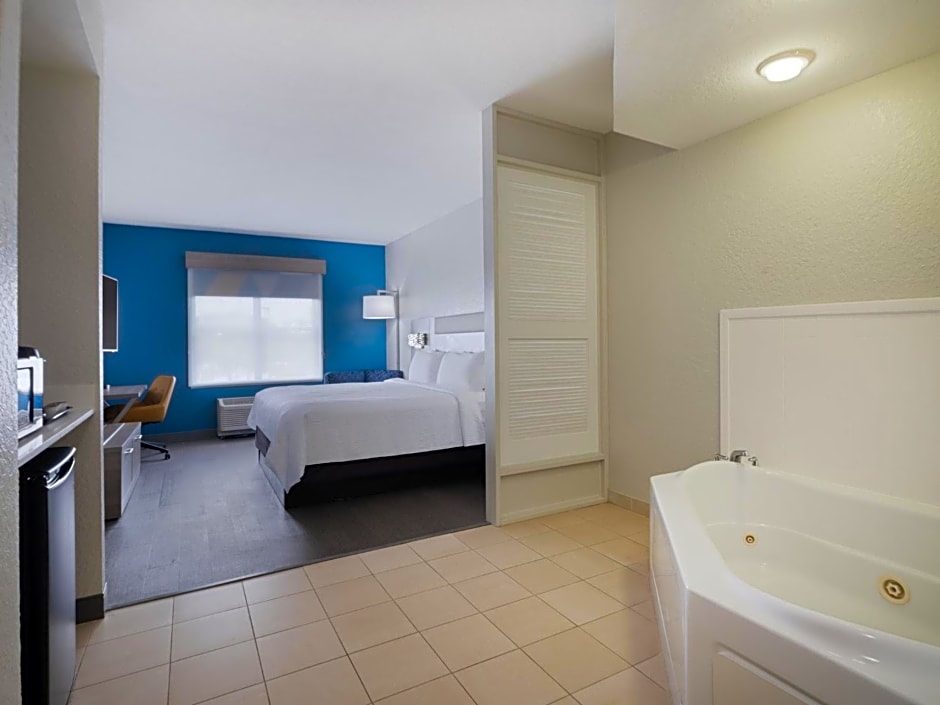 Holiday Inn Express & Suites Lakeland