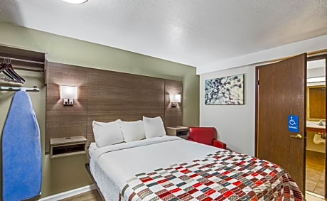Deluxe Queen Room with One Queen Bed - Disability Access/Smoke-Free