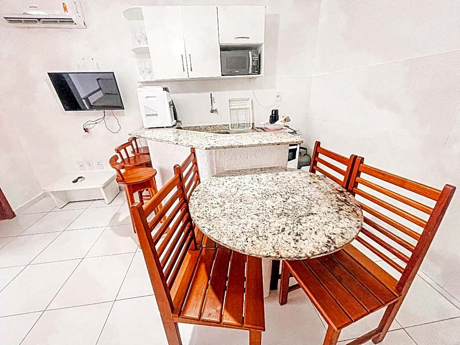 Flat's com 1 suíte no pavimento superior com internet privativa 300MBPS localizado no Residencial Mont Hebron, condomínio a aproximadamente 250m da praia de Taperapuã, com piscinas, sauna e portaria 24hrs