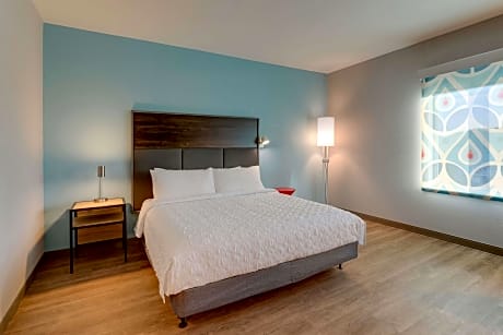 1 King Mobility/Hearing Acc Roll In Shower