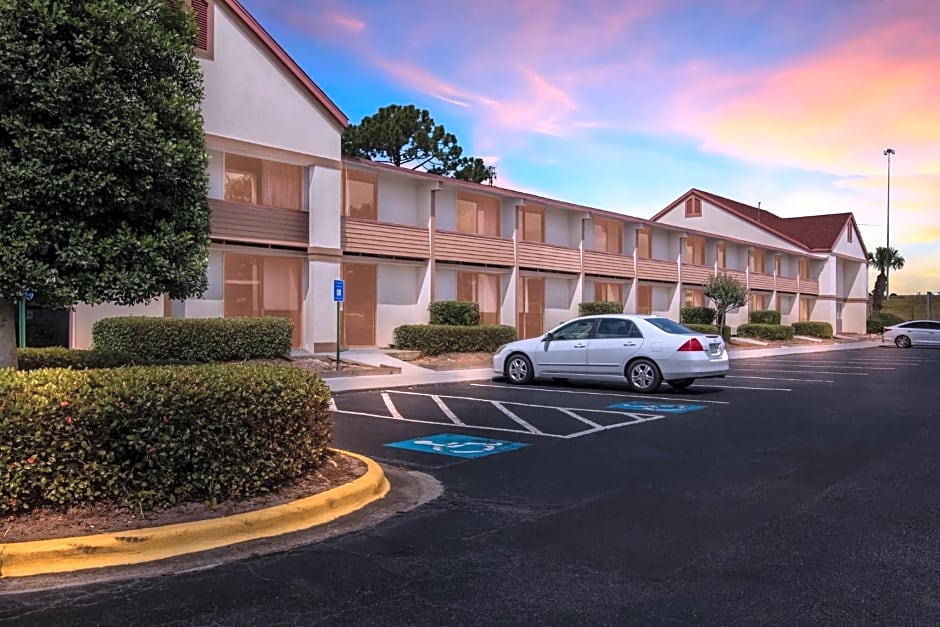 Red Roof Inn & Suites Brunswick I-95