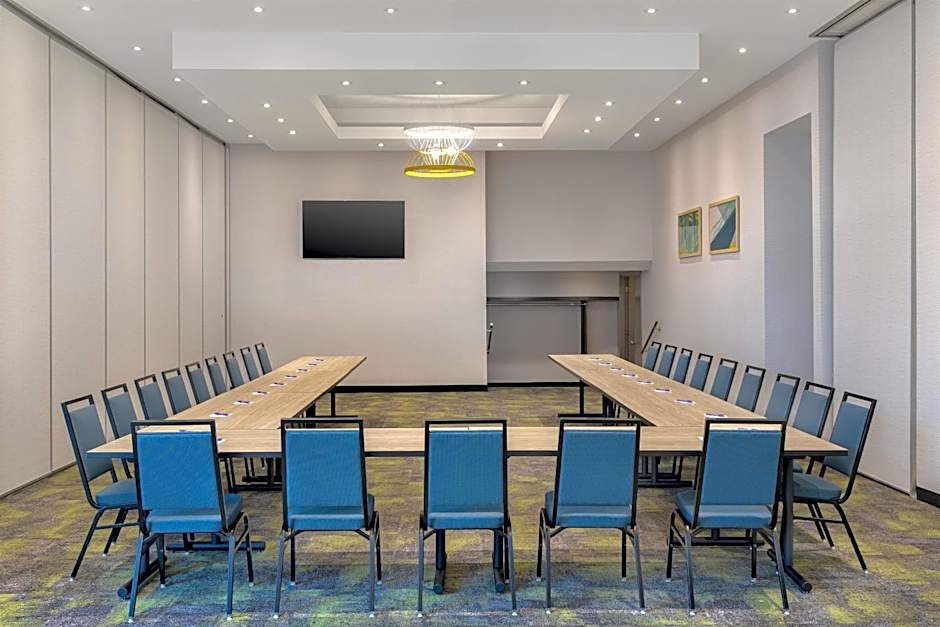 Spark by Hilton Montreal Brossard
