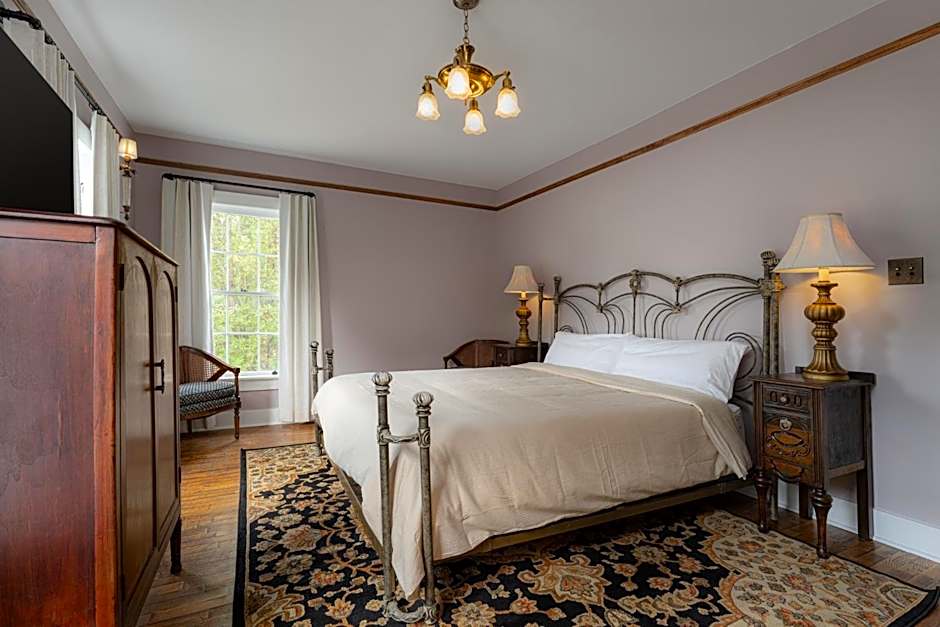 The NuWray Hotel & Carriage House
