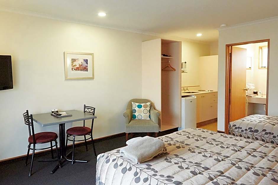 Admiral Court Motel & Apartments