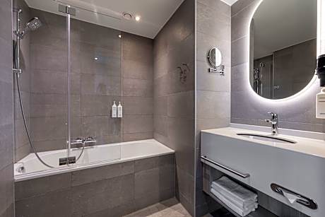 1 King Bed, Bathtub