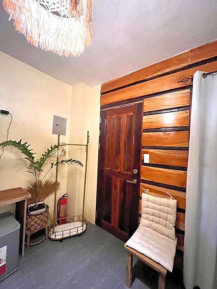 Cozy Bungalow Dua with AC and Generator in General Luna