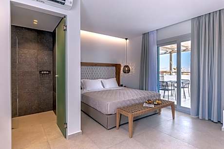 Deluxe Double Room with Outdoor Jacuzzi and Garden View