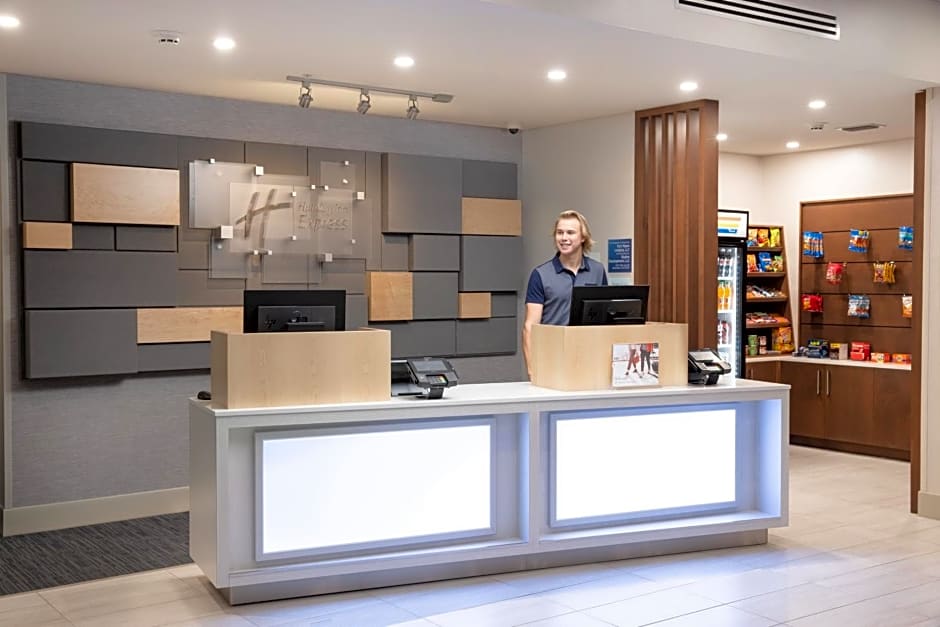 Holiday Inn Express & Suites Ft Myers Beach-Sanibel Gateway By IHG