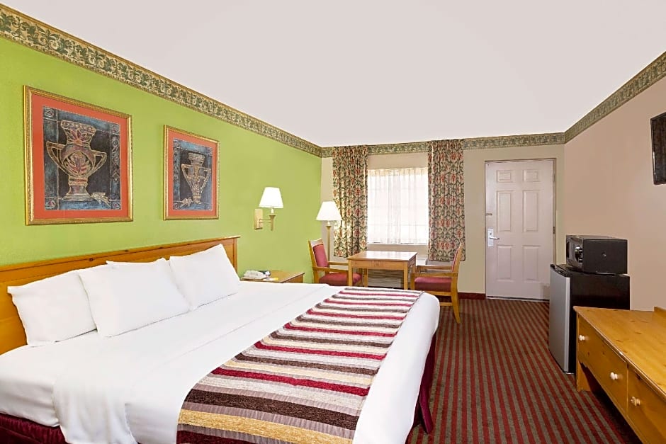 Days Inn & Suites by Wyndham Starkville