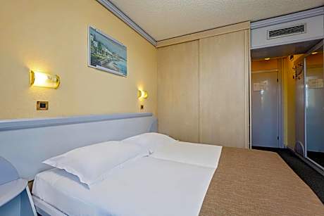 Classic Room with Balcony - Park Side