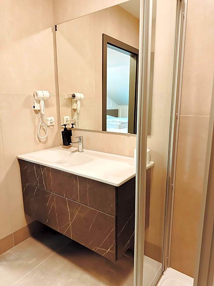 F Hotel 24h Check-In